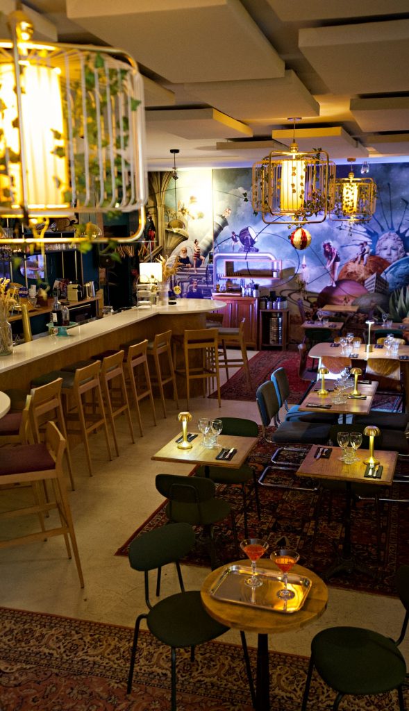 Bar romantique speakeasy Paris près de Montmartre