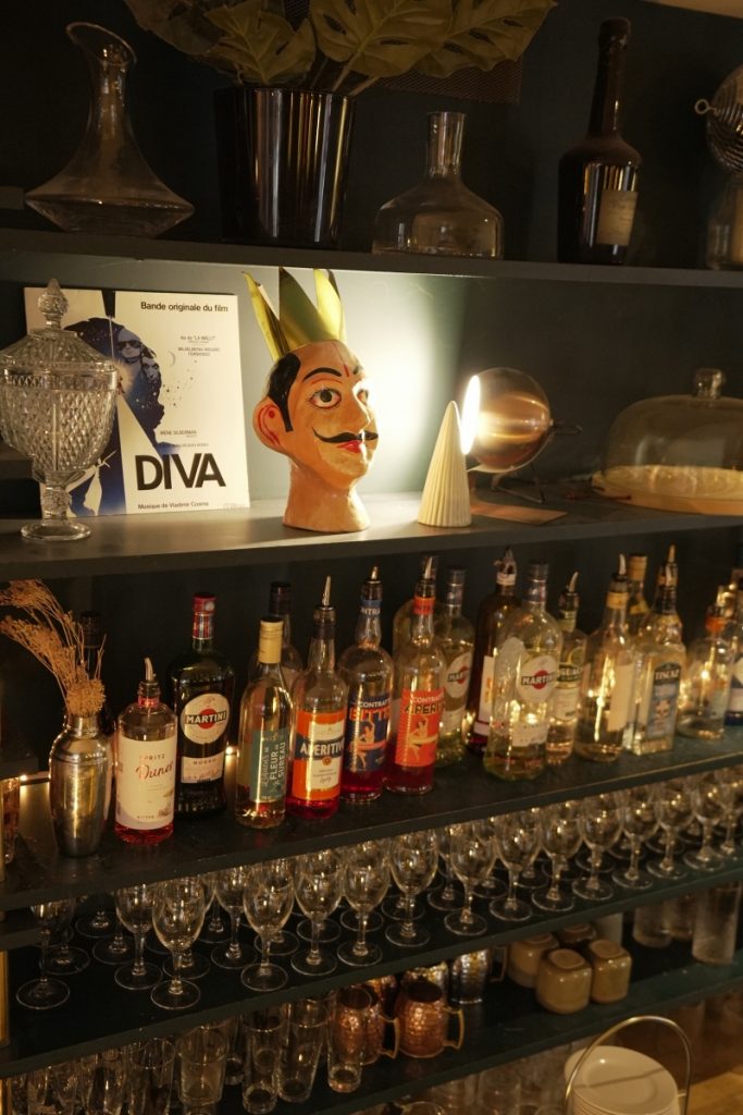 Bar en marbre du speakeasy Le Bistrot des Cinéastes Place de Clichy